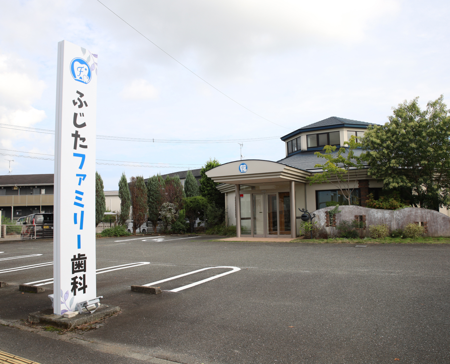 新鳥栖駅から徒歩10分、駐車場10台完備。地域密着の歯科クリニック。